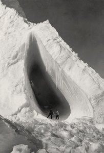 Höhle im Eis geschnitzt