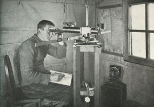Dr. Simpson am Unifilar-Magnetometer, 1911, 1913 von Herbert Ponting