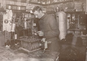 Dr. Simpson in seinem Labor, 21. Dezember 1911, 1913