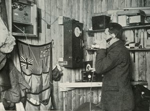 Dr. Simpson in der Hütte am anderen Ende des Telefons, der die Beobachtung zeitlich festlegt