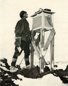 Dr. Wilson beobachtet die ersten Sonnenstrahlen, die aufgezeichnet werden, ca. 1911, 1913 von Herbert Ponting