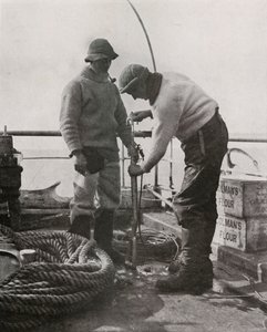 Dr. Wilson und Dr. Atkinson laden die Harpunenkanone, um 1910 1913, 1913