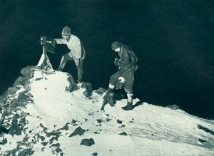 Dr. Wilson und Leutnant Bowers lesen das Rampenthermometer, ca. 1911, 1913