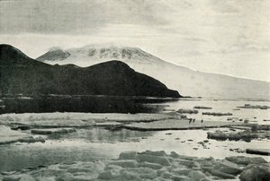 Eintritt in den McMurdo-Sund - Kap Bird und Mount Erebus, um 1910-1913 von Herbert Ponting