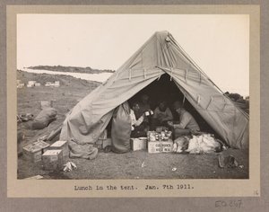 Vier Expeditionsmitglieder beim Mittagessen in einem Zelt von Herbert Ponting