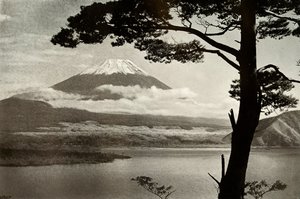 Fuji vom Lake Motosu von Herbert Ponting
