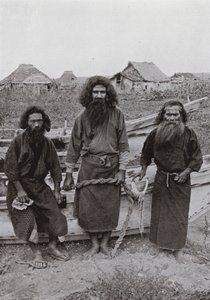 Happukonno, der Jäger (in der Mitte), und zwei Ainu-Fischer von Herbert Ponting