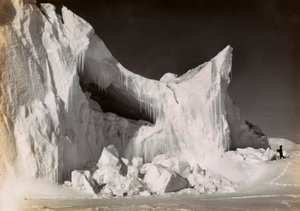 Eisschloss am Ende des Winters, gefilmt während der englischen Expedition in die Antarktis von Herbert Ponting