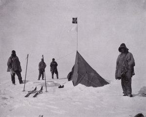Es war eine schwarze Flagge, die norwegische Flagge. Amundsen war zuerst am Pol von Herbert Ponting