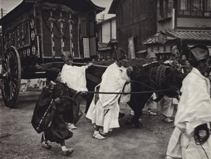 Japan in den 1920er Jahren: Shintoistische Beerdigung einer hochrangigen Person von Herbert Ponting