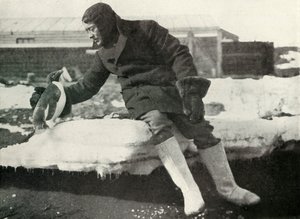 Leutnant Rennick und ein freundlicher Pinguin, 1911, 1913 von Herbert Ponting