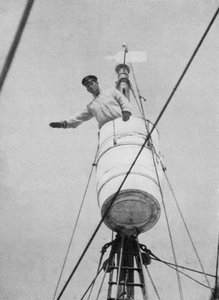 Leutnant Evans im Krähennest, ca. 1910-1913, 1913 von Herbert Ponting