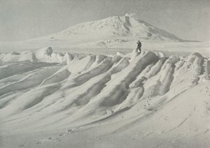 Mount Erebus über einem wassergeformten Eisberg, Oktober 1911, 1913 von Herbert Ponting