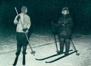 Oates und Meares beim Skifahren in der Nacht, ca. 1911, 1913 von Herbert Ponting