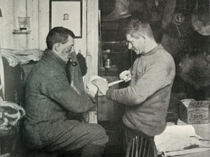 Petty Officer Evans verbindet Dr. Atkinsons Hand, 5. Juli 1911, 1913 von Herbert Ponting