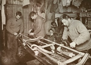 Vorbereitung der Schlitten für die Polarreise Crean, Forde, Lashly, P.O. Evans, ca. 1911, 1913