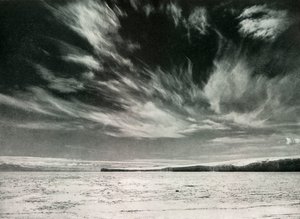 Bemerkenswerte Cirruswolken über dem Barne-Gletscher, 19. Dez. 1911, 1913 von Herbert Ponting