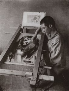 Die Stickerin (s/w Foto) von Herbert Ponting