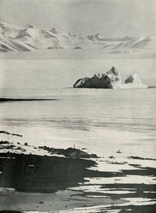 Die Hütte und die westlichen Berge vom oberen Ende der Rampe, ca. 1910-1913 von Herbert Ponting