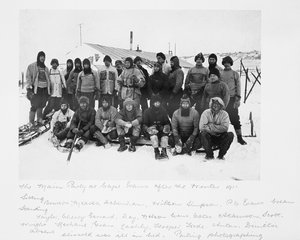 Die Hauptgruppe am Kap Evans nach dem Winter 1911 (inkl. Scott), aus 