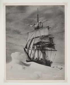 Die Terra Nova im Eis gefangen