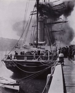 "Das kleine Schiff verließ Port Chalmers auf der letzten Etappe ihrer Reise" von Herbert Ponting