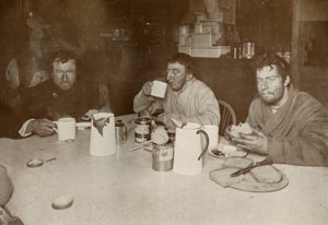Wilson, Bowers und Cherry-Garrard bei ihrer Rückkehr vom Kap Crozier, 1. August 1911, 1913