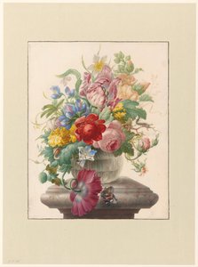 Blumen in einer Glasvase mit einem Schmetterling