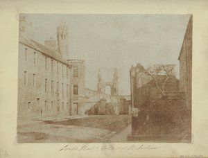 Das Ostende der South Street, St. Andrews, mit den Kathedralruinen in der Ferne. von Hill and Adamson