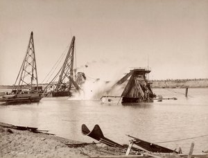 Sprengung eines Baggers in einem Kanal