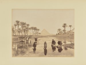 Frauen, Fellachen schöpfen Wasser nahe den Pyramiden, Kairo