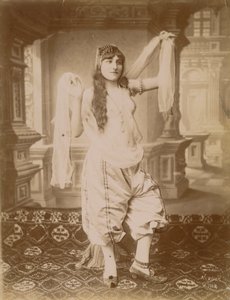 Frau in exotischem Kostüm von Hippolyte Arnoux
