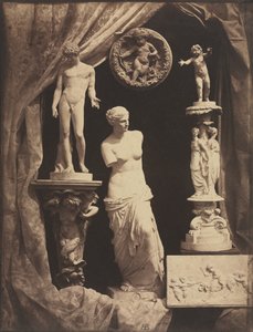 Stillleben mit Statuen und Draperie