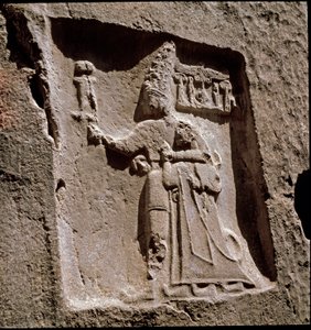 König Tudhaliya geschützt von einer Gottheit (Relief um 1250-1220 v. Chr.) von Hittite