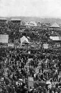 Menschenmengen am Derby-Tag, Epsom Downs, Surrey, ca. 1922 von Horace Walter Nicholls