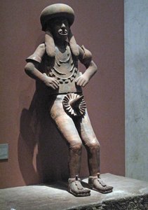 Statue eines Priesters, Postklassische Periode, ca. 900-1521 (Terrakotta) von Huaxtec Huaxtec