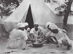 Afrika: Arabische Seeleute bei einer Mahlzeit von Hugo Adolf Bernatzik