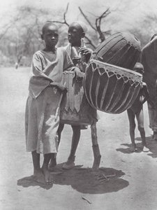 Afrika: Aulad Hamid Trommeln von Hugo Adolf Bernatzik