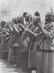Afrika: Aulad Hamid Frauen klatschen bei einem Tanz von Hugo Adolf Bernatzik