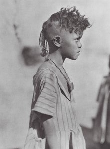 Afrika: Bisharin-Kind mit Amulett von Hugo Adolf Bernatzik