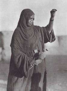 Afrika: Bisharin-Frau beim Spinnen, Nubische Wüste von Hugo Adolf Bernatzik
