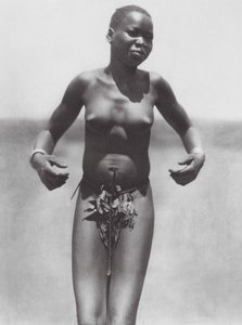 Afrika: Tanzendes Mädchen, östlicher Djur von Hugo Adolf Bernatzik