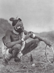 Afrika: Dinka Bräutigam verhandelt über Brautschmuck (s/w Foto) von Hugo Adolf Bernatzik