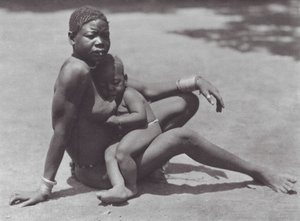 Afrika: Östlicher Djur, Mutter und Kind von Hugo Adolf Bernatzik