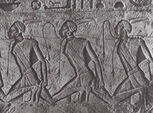 Afrika: Ägyptisches Relief, Transport von Gefangenen, in Nubien von Hugo Adolf Bernatzik