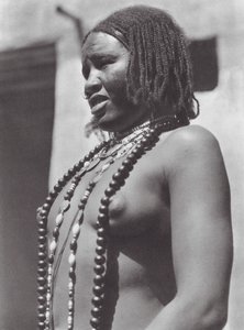 Afrika: Gawazi, eine professionelle Tänzerin von Hugo Adolf Bernatzik