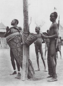 Afrika: Moru-Männer spielen Trommeln von Hugo Adolf Bernatzik