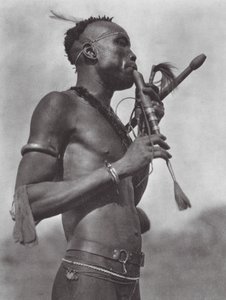 Afrika: Niambara-Flötenspieler von Hugo Adolf Bernatzik