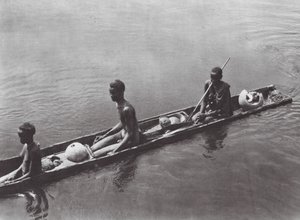 Afrika: Nuer Einbaum auf dem Bahr el Zeraf von Hugo Adolf Bernatzik