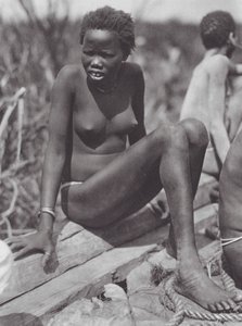 Afrika: Nuer-Mädchen am Bahr el Zeraf von Hugo Adolf Bernatzik